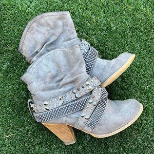 Chic Studded Heeled Boots in Gray